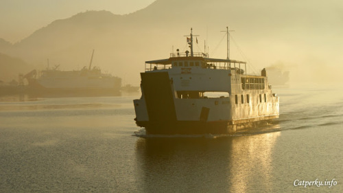 And this one just came from the direction of the sun, you can see the golden color of the ship? And this one just came from the direction of the sun, you can see the golden color of the ship?