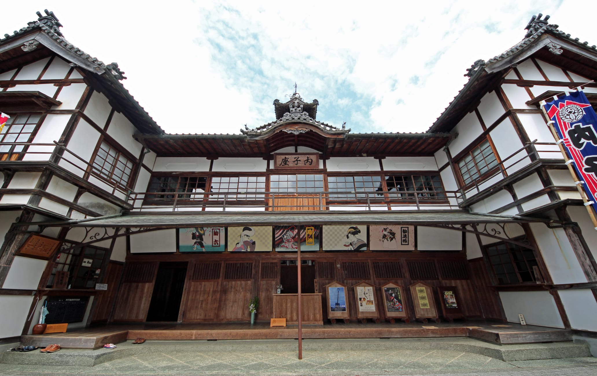 Uchikoza Kabuki Theater - idbackpacker.com